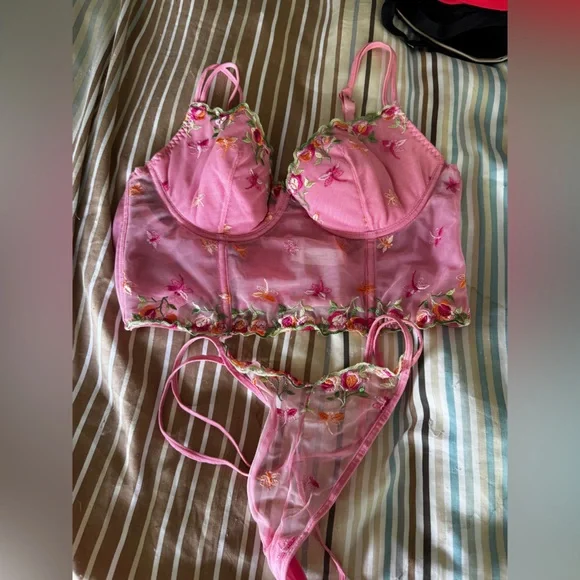 Vintage pink bustier and tong. - Picture 1 of 5
